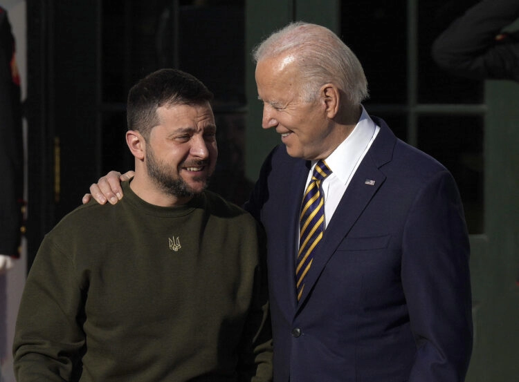 Biden se ispričao Zelenskom zbog zastoja u slanju vojne pomoći Ukrajini